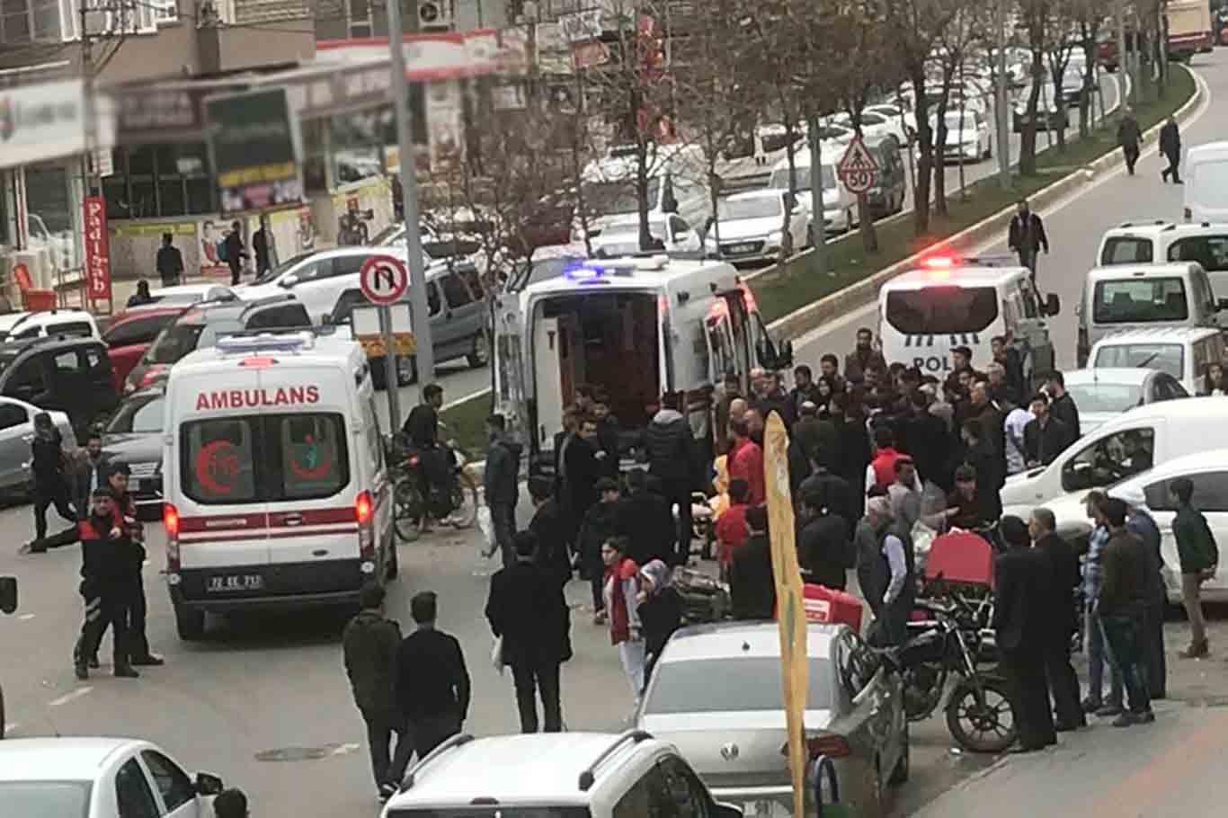 Otomobilin çarptığı motosiklet sürücüsünün kolu ayağı kırıldı Otomobilin çarptığı motosiklet sürücüsünün kolu ayağı kırıldı